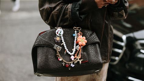 Diversité des bijoux de sac : exemples de pendentifs, charms et grigris.