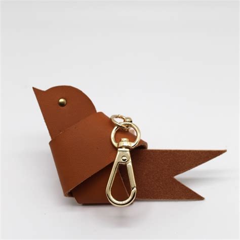 Bijou de sac en cuir avec des éléments décoratifs.