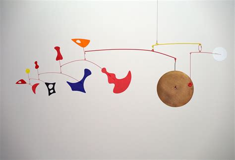 Exemple de bijou d'Alexandre Calder, évoquant la légèreté et le mouvement caractéristique de ses mobiles.