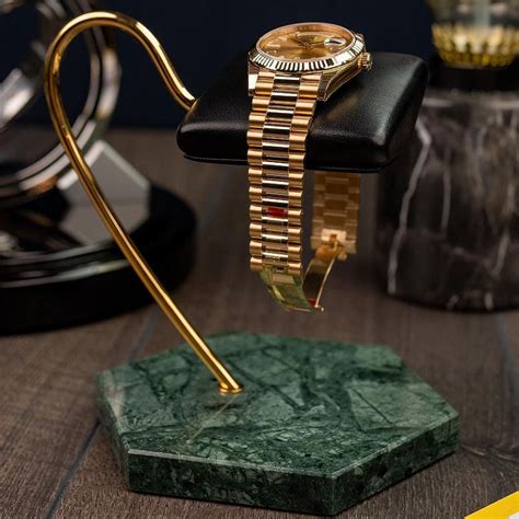 Présentoir de montre de luxe en marbre et bois