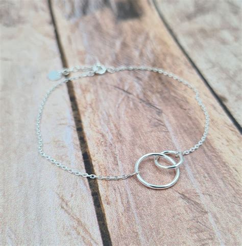 Une chaîne de cheville en argent 925 avec une médaille ronde gravée 