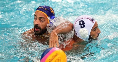 Illustration ou photographie représentant une équipe de water-polo ancienne, évoquant l'héritage sportif de la famille.