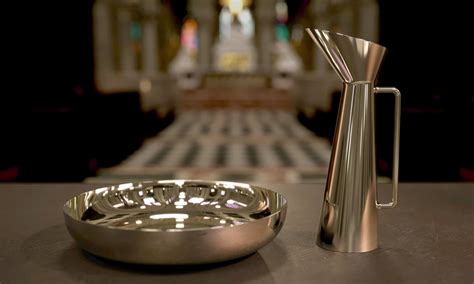 Image d'une pièce de la vaisselle liturgique de Notre-Dame de Paris, réalisée par la maison Marischael.