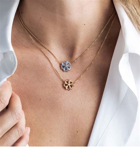 Exemple de superposition de colliers avec différents pendentifs