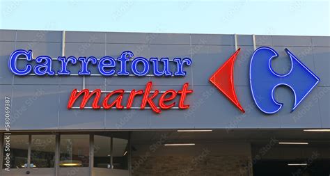 Façade du magasin Carrefour Market dans le centre commercial 3 Soleils