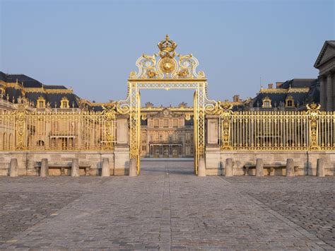Illustration de Jean-Baptiste Mellerio présentant ses bijoux devant le Château de Versailles