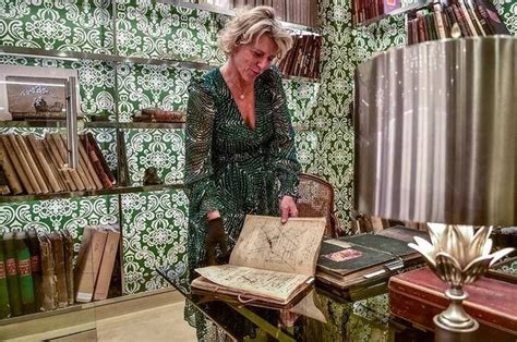 Photographie de Laure-Isabelle Mellerio dans la boutique historique