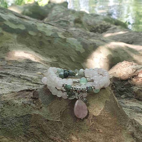 Collier en quartz rose et bijoux sertis de péridot pour le chakra du cœur