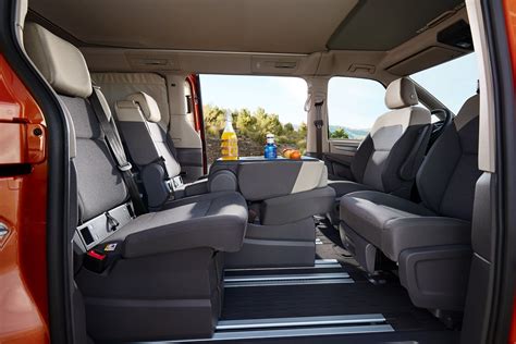 Intérieur d'un Volkswagen Multivan avec les sièges arrière pivotants et une table