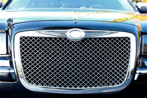 Gros plan sur le logo Volkswagen sur une grille de radiateur