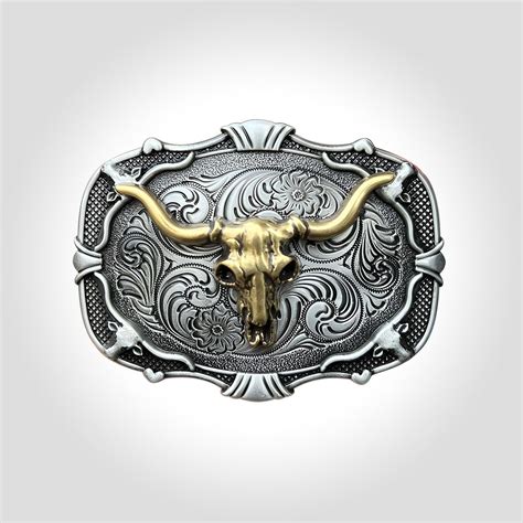 Photographie détaillée d'une boucle de ceinture western en argent massif ciselée à la main, représentant une Kashina et un pueblo, avec des détails de turquoise et de motifs frappés au verso.