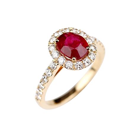 Bague en or jaune avec un rubis central, entouré de saphirs et de diamants.
