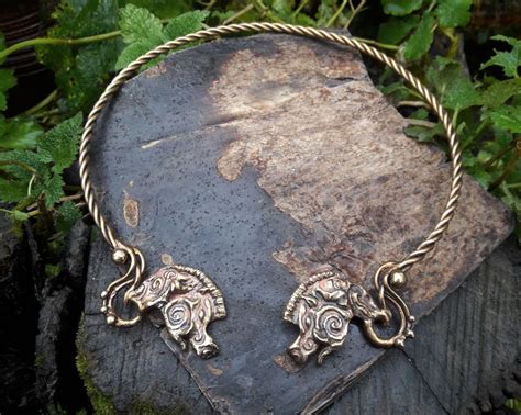 Image d'un torque celtique ancien en or ou en bronze.