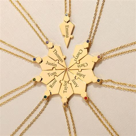 Collage de plusieurs photos de colliers pendentifs modernes en or, mettant en avant différents styles et pierres précieuses.