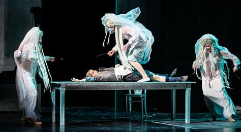 Scène du baiser fatal entre Rusalka et le Prince