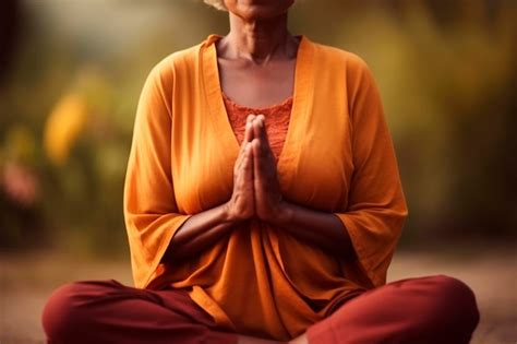 Photographie d'une personne pratiquant le yoga avec une cornaline placée à proximité