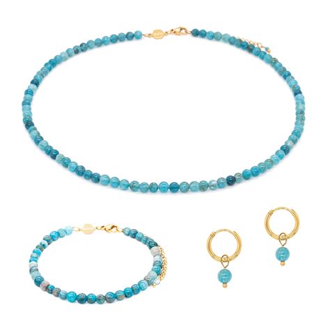 Exemples de bijoux variés (collier, bracelet, boucles d'oreilles) sertis de cornaline