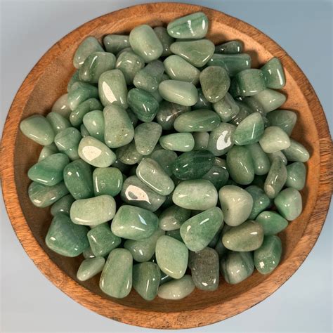 Représentation d'une pierre d'aventurine verte avec ses inclusions scintillantes.