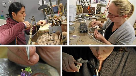 Des artisans bijoutiers travaillant l'argent dans un atelier en Thaïlande