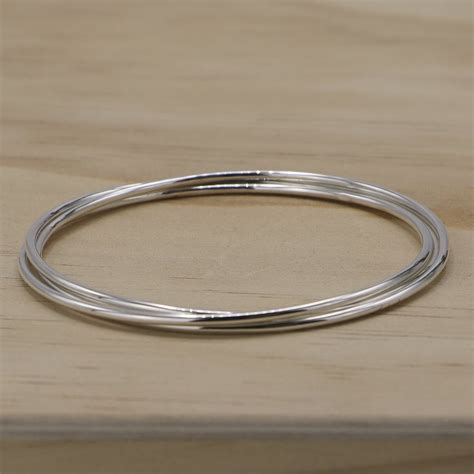 Exemples de bracelets en argent de différents styles, y compris des joncs et des manchettes