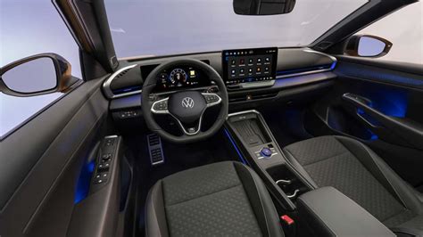 Vue de l'intérieur d'une Volkswagen Golf 4 Carat, mettant en avant les équipements.