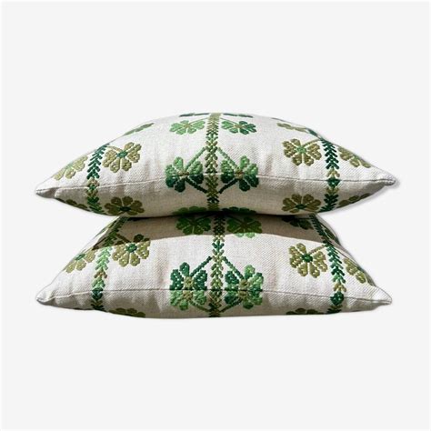 Gros plan sur les motifs de trèfles sertis de zircons sur le collier