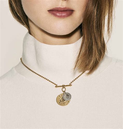 Sautoire moderne avec un pendentif en forme de crâne