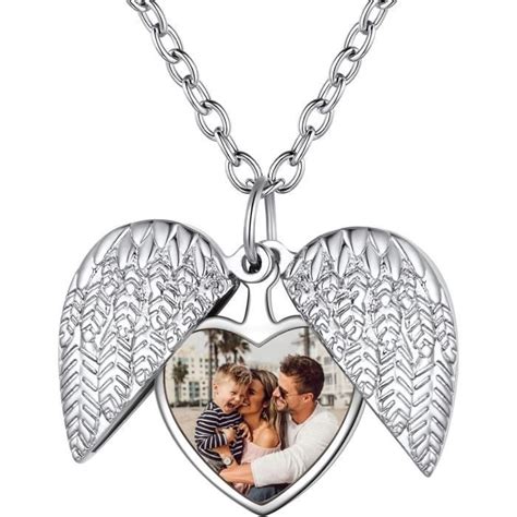 photo d'un collier avec un pendentif personnalisé gravé