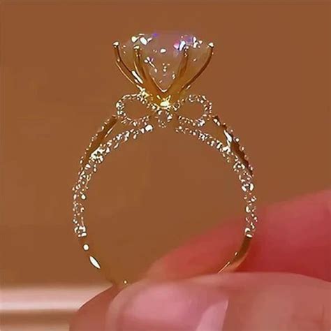 Photographie macro d'une bague en cristal Swarovski, montrant la brillance et la clarté des gemmes formant un motif floral.