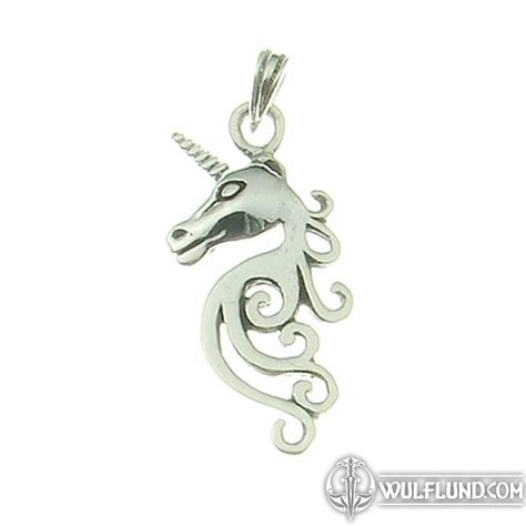 Gros plan sur différents types de pendentifs enfant en argent : licorne, étoile, cœur.