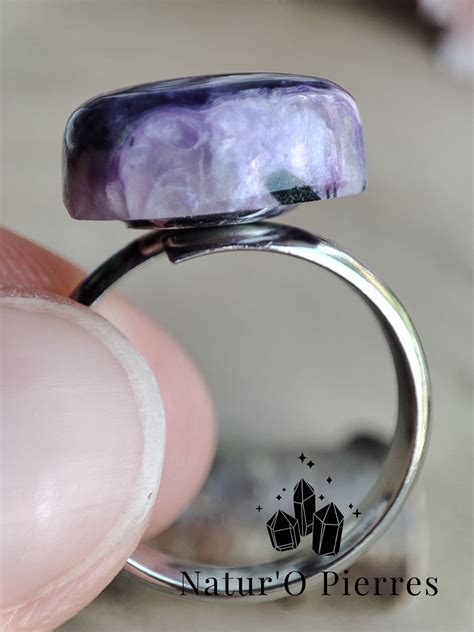 Exemples de bijoux en charoïte, mettant en évidence les différentes formes et motifs de la pierre.
