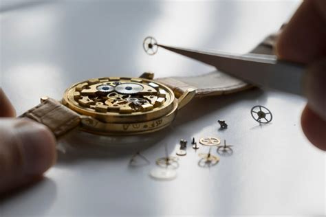 gravure détaillée du fond du boîtier représentant un atelier d'horlogerie