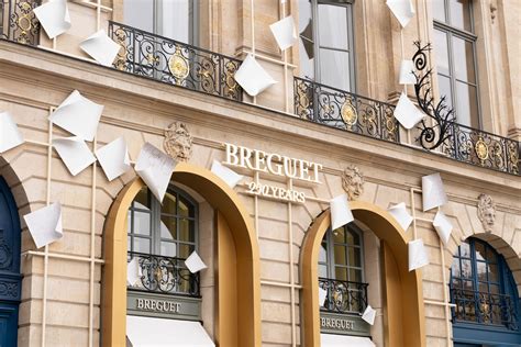 représentation de l'atelier Breguet gravée sur le fond du boîtier
