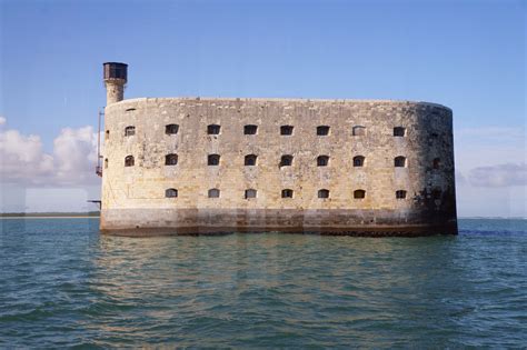 Illustration stylisée de la cellule du Fouras Spa dans Fort Boyard, mettant en avant son décor kitch et luxueux