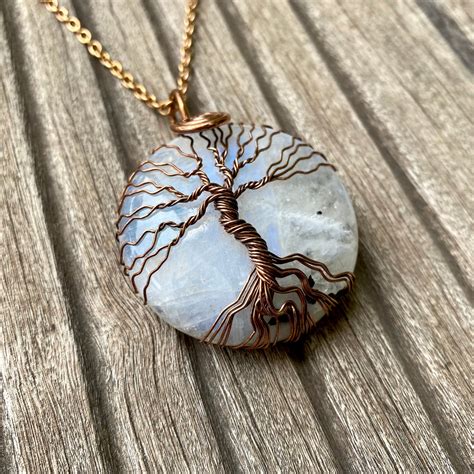 Diversité de pendentifs CLEOR : cœur, initiale, arbre de vie, pierre naturelle