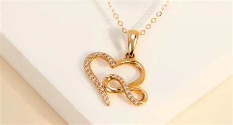 Collection variée de colliers en forme de cœur, des designs classiques aux plus modernes.