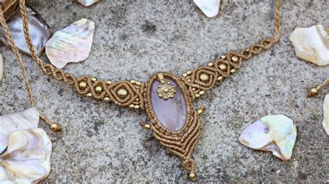 Illustrations de différentes techniques de création de bijoux fantaisie : micro-macramé, pâte polymère, tissage de perles.