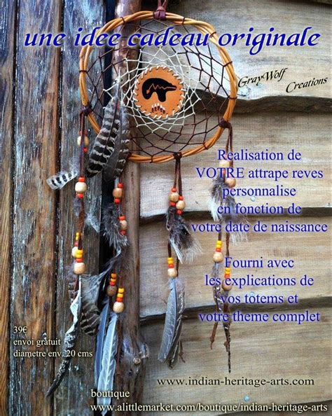 Collection de pendentifs réalisés dans divers matériaux naturels : bois, coquillages, plumes, pierres.