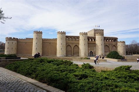 Vue générale du Palais de l'Aljafería à Saragosse
