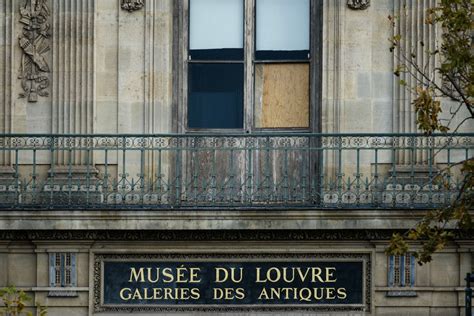 Photographie des vitrines de la boutique du Louvre présentant des reproductions de bijoux anciens, mettant en avant des colliers et pendentifs inspirés de l'Égypte et de la Grèce antiques.