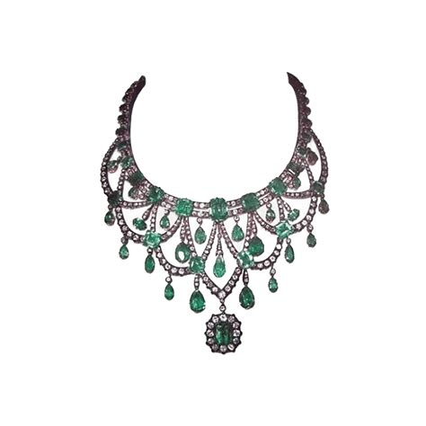 Illustration détaillée de la parure d'émeraudes, montrant la disposition des pierres précieuses et la complexité du design du collier.