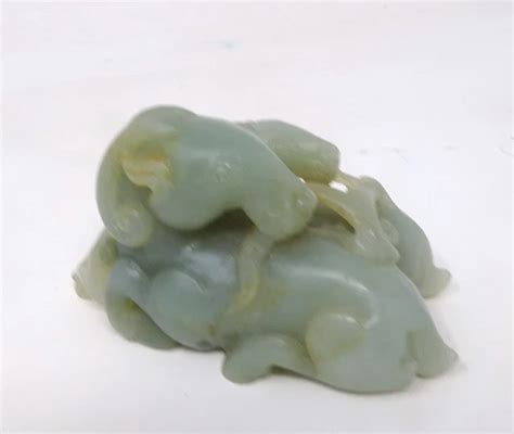 Sculpture ancienne en jade représentant des divinités ou des symboles de prospérité