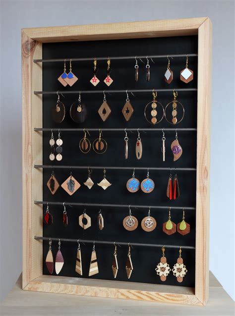 Exemple de présentoir mural perforé pour boucles d'oreilles puces