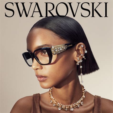 Gros plan sur une paire de lunettes de soleil femme Swarovski, mettant en évidence les cristaux scintillants incrustés sur la monture.