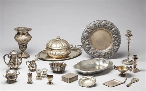 Illustrazione di vari punzoni antichi e moderni su oggetti d'argento.