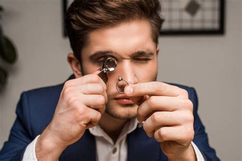 photo d'un expert examinant une pierre à la loupe