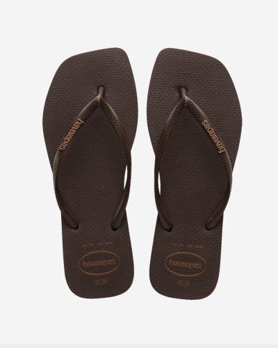 Une paire de tongs Havaianas dorées avec des brides fines ornées de cristaux Swarovski.