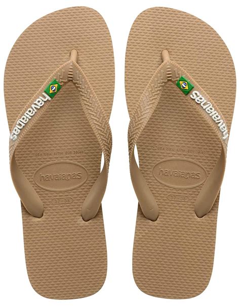 Gros plan sur le cristal Swarovski et le logo Havaianas sur la bride de la tong.