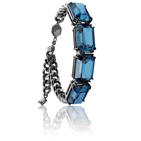 Exemples de colliers Swarovski avec des cristaux de différentes couleurs : bleus, verts, rouges.