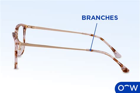 Gros plan sur un poinçon d'or sur une branche de lunettes, indiquant la pureté du métal.